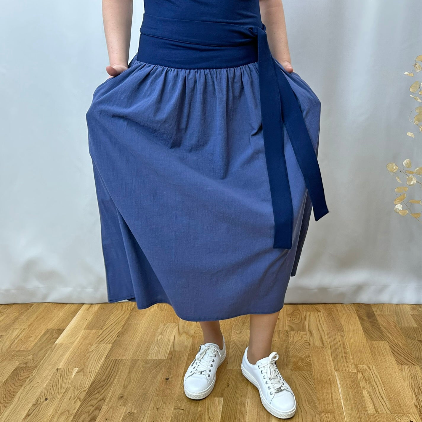 Dámské šaty s dlouhou sukní