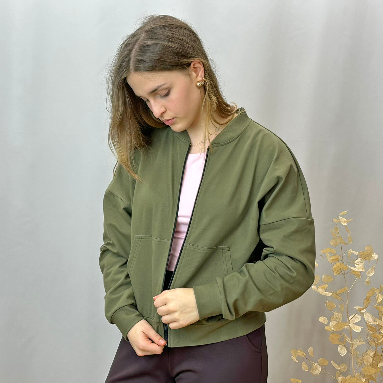 Dámský olivový bomber s kapsami