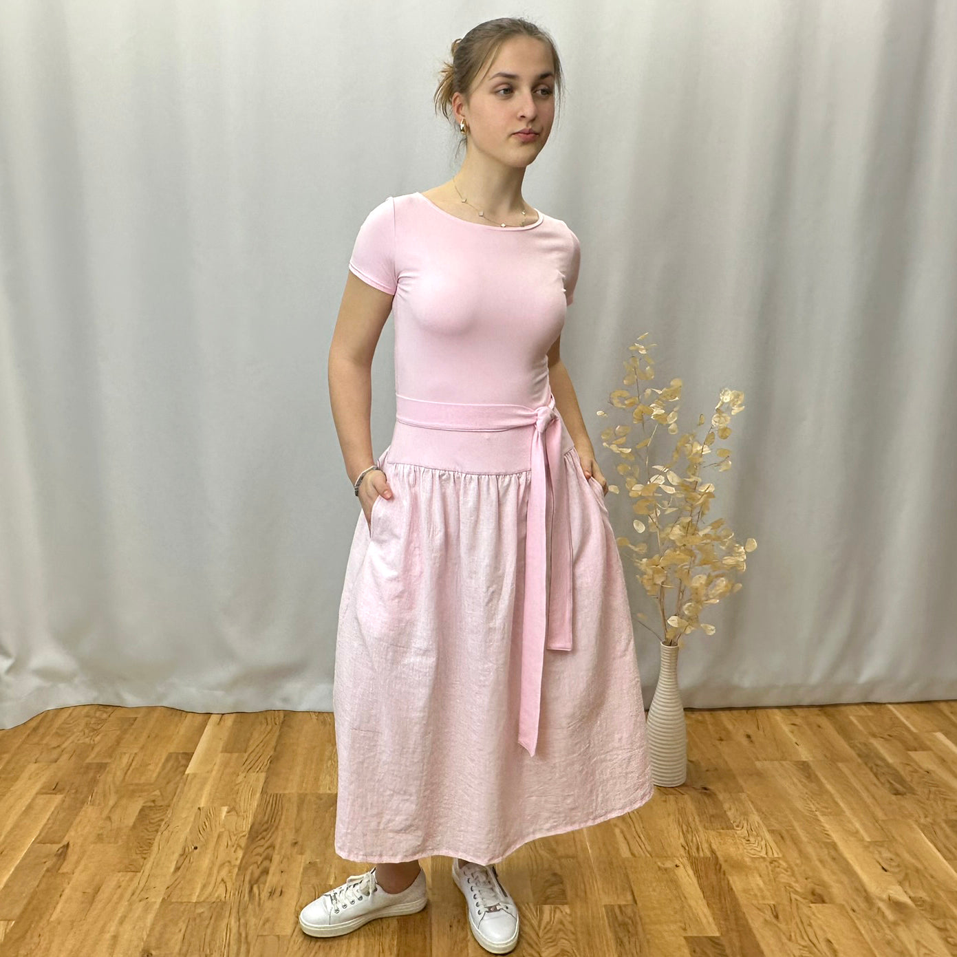 Růžové dámské šaty