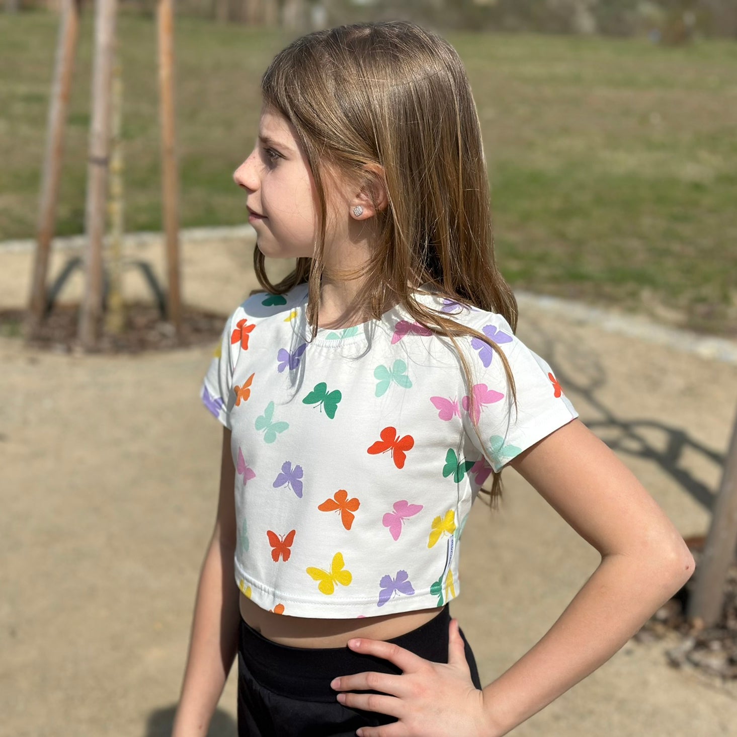 Crop top bílý s pastelovými motýlky