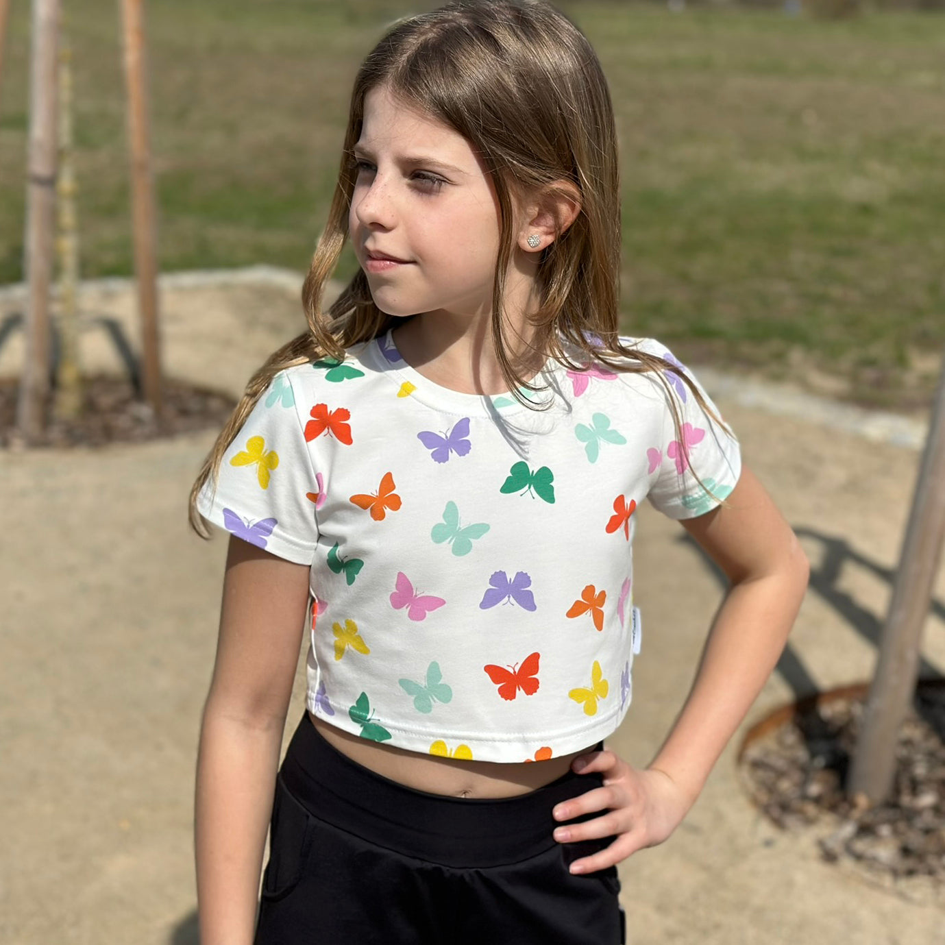 Crop top bílý s pastelovými motýlky