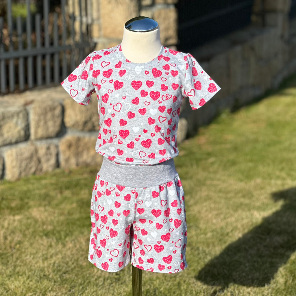 Dívčí letní pyžamo srdíčka na šedé