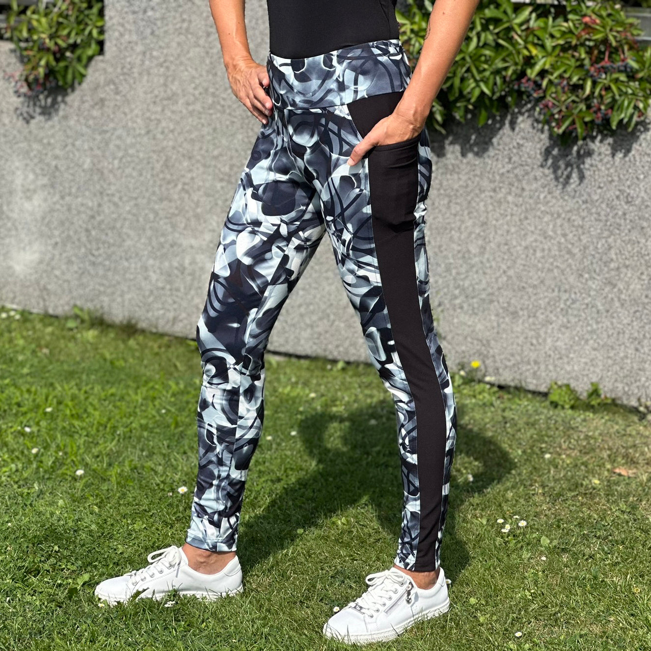 Fitness legíny s kapsičkou černobílé s lampasem