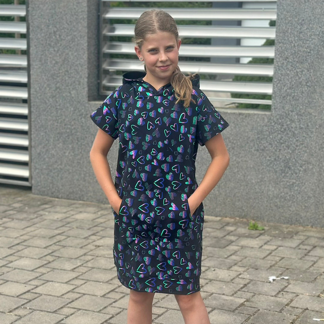 Letní mikinové šaty Daniela černé s duhovými srdíčky
