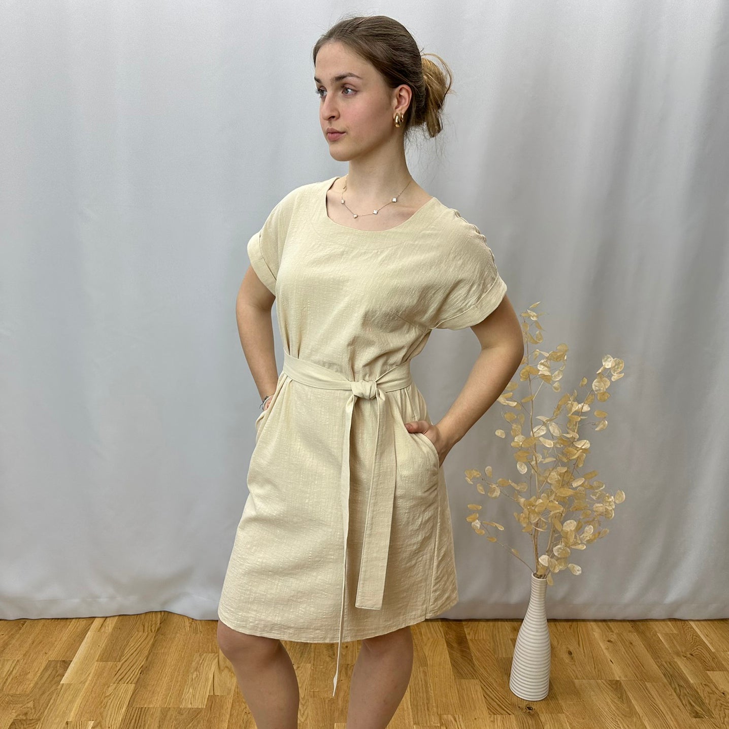 Dámské béžové šaty lněné