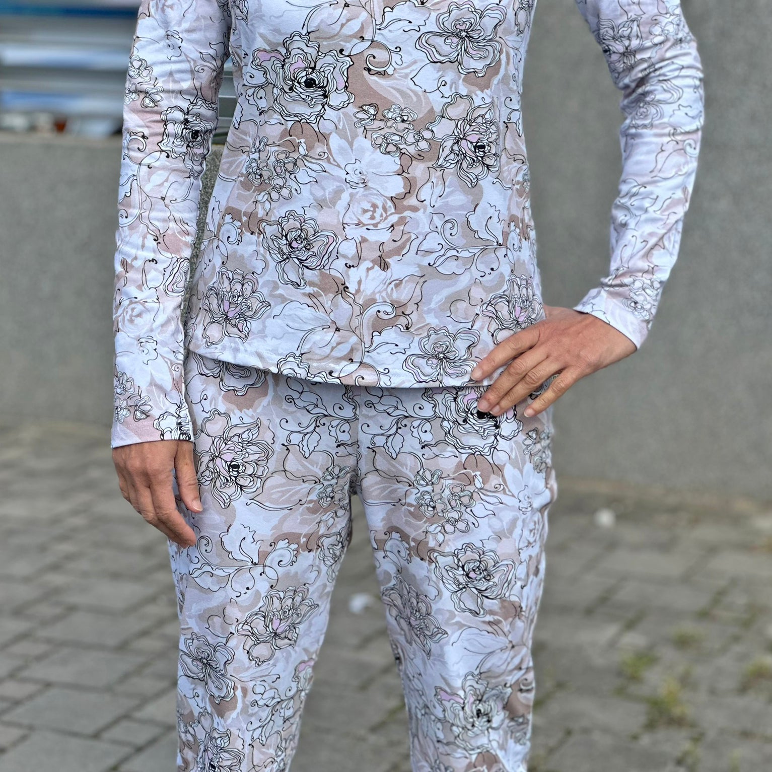 Dámské pyžamo béžové s květy